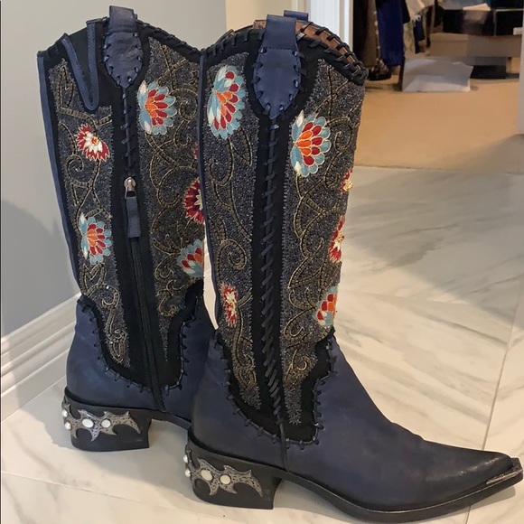 Stunning Embroidered and adorned Cowboy boots. - Picture 4 of 8